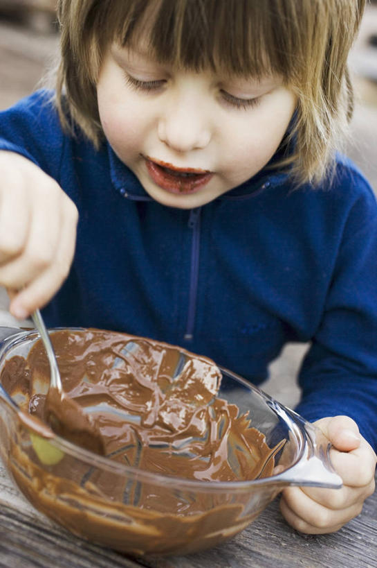 西方人,儿童,一个人,坐,竖图,室内,白天,正面,纯洁,桌面,桌子,玻璃,金属制品,欧洲,欧洲人,仅一个男性,仅一个人,握,阴影,服装,融化,反射,金属,木制,粉末,影子,勺子,面粉,食品,糖,糖果,甜点,甜品,拿,粮食,拿着,注视,休闲装,玻璃制品,食物,一个,小孩,衣服,木制品,容器,调羹,汤匙,碗,甜食,巧克力,低头,观察,看,仅一个小孩,休闲,休闲服,粉,可爱,童年,童趣,握着,服饰,单个,观看,储藏,朱古力,黑巧克力,农产品,察看,储存,关注,童真,烂漫,无邪,原材料,熔化,粉状,垂头,溶化,熔解,消溶,天真,男孩,男人,男性,白种人,孩子,坐着,半身,彩图,贮存,男生