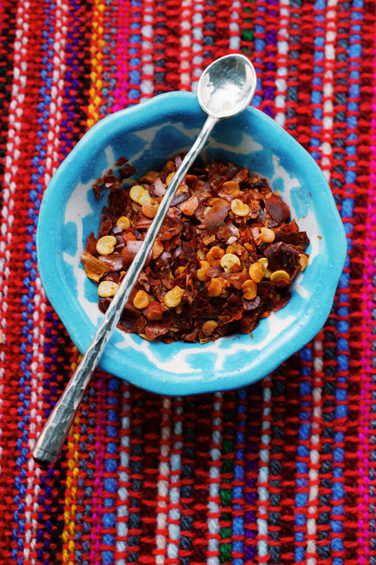 无人,竖图,俯视,室内,特写,白天,白色背景,桌面,桌子,金属制品,一堆,许多,阴影,堆叠,堆积,反射,金属,木制,布料,粉末,影子,勺子,陶瓷,调味,香料,佐料,陶瓷制品,很多,布纹,桌布,一个,餐巾,木制品,容器,调羹,台布,汤匙,碗,粉,摄影,影棚,单个,储藏,堆,辣椒粉,配料,储存,作料,粉状,彩图,高角度拍摄,影棚拍摄,拍摄,贮存