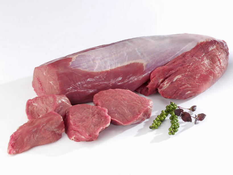 无人,横图,俯视,室内,特写,白天,白色背景,桌面,桌子,叶子,阴影,反射,纹路,木制,纹理,影子,调味,肉,香料,佐料,牛肉,绿叶,肉类,红色,木制品,嫩叶,摄影,影棚,配料,横截面,剖面,肉食,肌理,作料,截面,截面图形,叶,叶片,彩图,高角度拍摄,影棚拍摄,拍摄