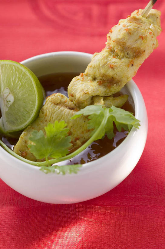 无人,竖图,俯视,室内,特写,白天,植物,桌面,桌子,鸡,蔬菜,叶子,阴影,红色背景,新鲜,反射,木制,纹理,影子,陶瓷,调料,鸡肉,酱料,酱汁,肉,佐料,食品,绿叶,陶瓷制品,火鸡,调味品,调味料,酱,辣酱,肉类,家禽,食物,一个,绿色,动物,木制品,容器,碗,嫩叶,摄影,牲畜,有机食品,绿色食品,影棚,单个,储藏,辣椒酱,储存,肉食,肌理,酸橙,代代,七面鸟,吐绶鸡,叶,叶片,叶脉,橙子,橙,彩图,高角度拍摄,影棚拍摄,拍摄,贮存