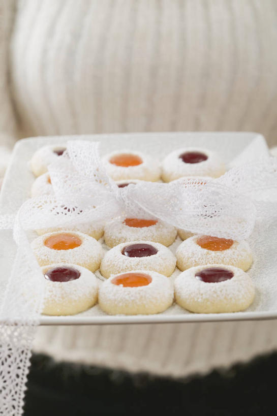 点心,西方人,一个人,站,捧,竖图,俯视,室内,特写,白天,毛衣,餐具,欧洲,圣诞节,欧洲人,仅一个年轻女性,仅一个女性,仅一个人,一排,许多,节日,庆祝,整齐,碟子,盘,调料,酱料,酱汁,佐料,食品,调味品,曲奇,很多,调味料,文化,酱,食物,排列,一个,白色,盘子,碟,饼干,果酱,零食,站着,庆典,单个,纪念,队列,线衫,曲奇饼,曲奇饼干,果子酱,年轻女性,女人,女性,白种人,端,端着,捧着,手捧,站立,半身,彩图,高角度拍摄,绒衣,套衫,套头毛衣,线衣