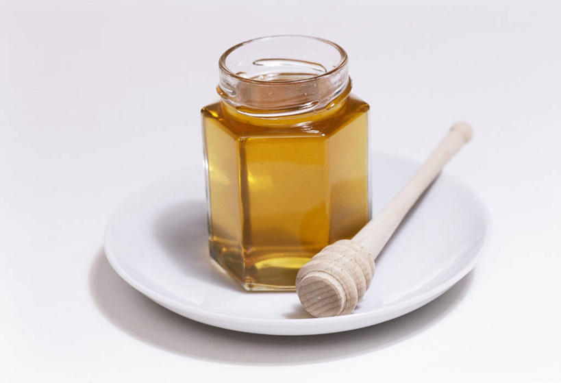 蜂蜜,无人,横图,俯视,室内,特写,白天,白色背景,桌面,桌子,餐具,玻璃,阴影,反射,木制,碟子,盘,影子,玻璃制品,一个,黄色,盘子,玻璃瓶,木制品,瓶子,碟,搅拌棒,摄影,影棚,单个,花蜜,广口瓶,止痛,解毒,搅蜜棒,蜂蜜棒,冬酿,石蜜,彩图,高角度拍摄,影棚拍摄,拍摄