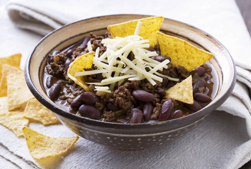 点心,无人,横图,俯视,室内,特写,白天,烹饪,西餐,植物,桌面,桌子,豆,辣椒,蔬菜,餐具,金属制品,阴影,新鲜,反射,金属,木制,碟子,盘,影子,陶瓷,豆类,豆子,玉米片,刀豆,肉,料理,食品,陶瓷制品,四季豆,菜肴,美食,肉类,食物,一个,盘子,木制品,容器,碟,碗,快餐,零食,西式,佳肴,有机食品,绿色食品,单个,储藏,储存,芸豆,肉食,垃圾食品,豆科,辣角,红海椒,大椒,辣虎,广椒,菜豆,二季豆,白肾豆,架豆,玉豆,去豆,多花菜豆,辣子,红辣椒,海椒,番椒,彩图,高角度拍摄,贮存