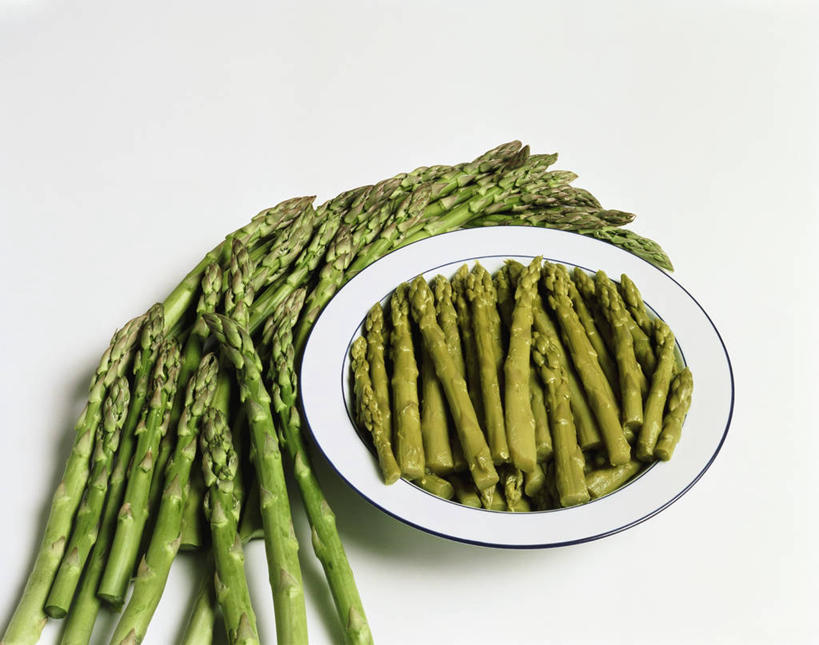 无人,横图,俯视,室内,特写,白天,白色背景,桌面,桌子,芦笋,蔬菜,餐具,一堆,许多,阴影,堆叠,堆积,新鲜,反射,木制,碟子,盘,影子,食品,很多,食物,一个,绿色,盘子,木制品,碟,摄影,有机食品,绿色食品,影棚,单个,青春,堆,生命,和平,安详,冷色,猪尾巴,药鸡豆子,石刁柏,蚂蚁杆,龙须菜,狼尾巴根,彩图,高角度拍摄,影棚拍摄,拍摄