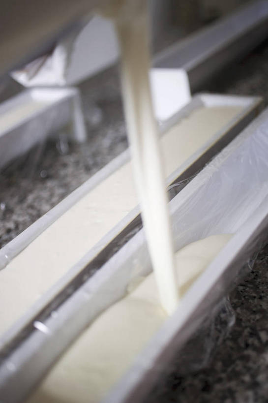 牛奶,无人,竖图,俯视,室内,特写,白天,桌面,桌子,阴影,朦胧,模糊,反射,木制,影子,陶瓷,陶瓷制品,饮品,营养,饮料,木制品,容器,碗,储藏,乳制品,奶,牛乳,储存,下降,降落,安神,降低,下跌,下落,彩图,高角度拍摄,贮存