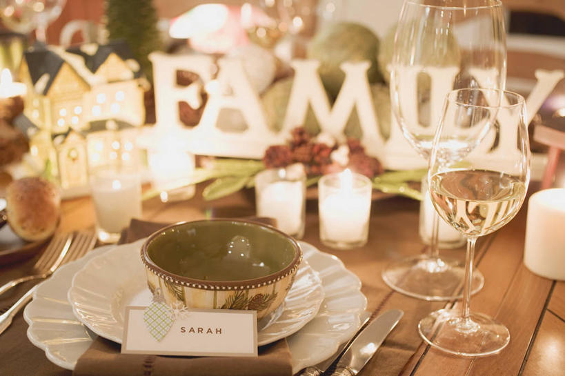 红酒,葡萄酒,无人,横图,俯视,室内,特写,白天,桌面,桌子,杯子,餐具,蜡烛,金属制品,圣诞节,阴影,节日,朦胧,模糊,庆祝,光线,金属,木制,英文,标志,叉子,刀叉,刀子,碟子,高脚杯,火焰,盘,文字,影子,烛光,字符,陶瓷,字母,陶瓷制品,红酒杯,白葡萄酒,酒类,燃烧,文化,标识,玻璃制品,酒,饮料,盘子,酒杯,木制品,容器,碟,碗,点燃,庆典,纪念,储藏,英文字母,葡萄酒杯,储存,餐刀,餐叉,玻璃杯,进餐用具,彩图,高角度拍摄,贮存