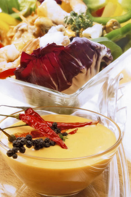 无人,竖图,俯视,室内,特写,白天,桌面,桌子,辣椒,蔬菜,椰菜,卷心菜,餐具,玻璃,金属制品,阴影,朦胧,模糊,新鲜,反射,金属,木制,碟子,盘,影子,紫甘蓝,调料,酱料,酱汁,佐料,食品,调味品,调味料,酱,紫包菜,玻璃制品,食物,一个,盘子,木制品,容器,碟,碗,赤甘蓝,甘蓝,有机食品,绿色食品,单个,储藏,储存,紫椰菜,辣角,红海椒,大椒,辣虎,广椒,紫圆白菜,辣子,结球甘蓝,红辣椒,红甘蓝,海椒,甘兰,番椒,包心菜,彩图,高角度拍摄,贮存