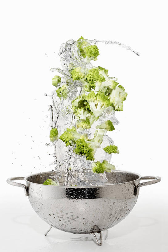 无人,竖图,室内,特写,白天,白色背景,正面,桌面,桌子,蔬菜,金属制品,阴影,飞溅,新鲜,溅,反射,金属,木制,滤器,液体,影子,勺子,水滴,花菜,花椰菜,西兰花,食品,水珠,食物,绿色,木制品,摄影,有机食品,绿色食品,影棚,椰菜花,喷洒,下降,降落,漏勺,降低,下跌,下落,甘蓝花,彩图,影棚拍摄,拍摄