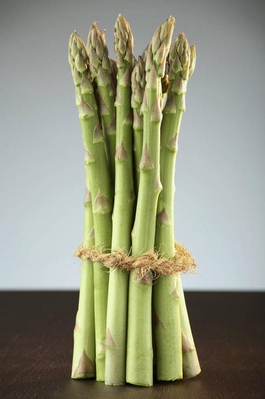 无人,竖图,俯视,室内,特写,白天,桌面,桌子,芦笋,蔬菜,阴影,新鲜,反射,木制,影子,食品,食物,绿色,木制品,绳子,有机食品,绿色食品,绳索,猪尾巴,药鸡豆子,石刁柏,蚂蚁杆,龙须菜,狼尾巴根,彩图,高角度拍摄