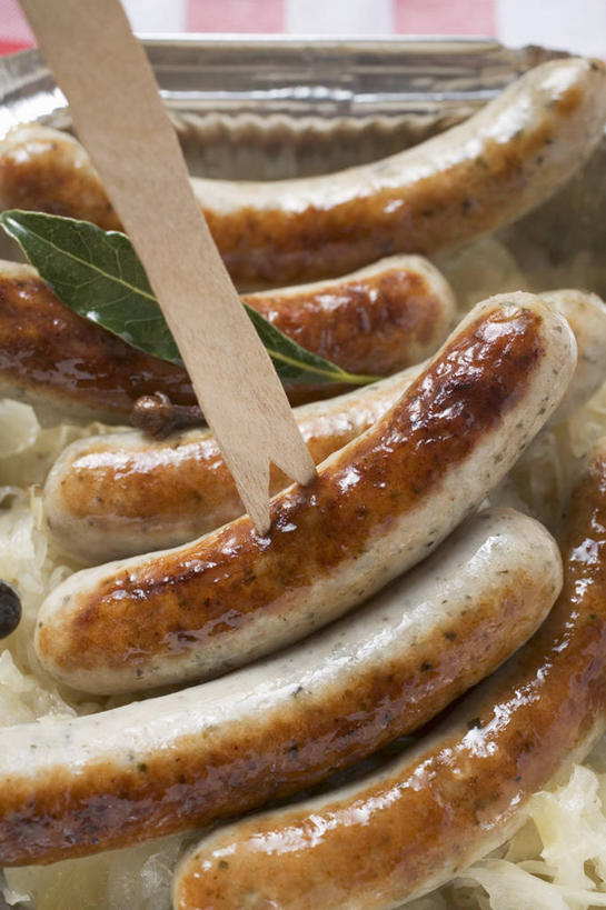 无人,竖图,俯视,室内,特写,白天,桌面,桌子,椰菜,卷心菜,餐具,叶子,金属制品,一排,阴影,朦胧,模糊,整齐,装饰,反射,金属,木制,布料,叉子,碟子,盘,影子,肉,香肠,绿叶,腊肠,布纹,猪肉,肉类,桌布,排列,一个,盘子,餐巾,木制品,碟,台布,嫩叶,甘蓝,单个,华丽,修饰,点缀,队列,肉食,餐叉,豚肉,衬托,美观,雅致,雅观,德式香肠,叶,叶片,进餐用具,结球甘蓝,甘兰,包心菜,彩图,高角度拍摄