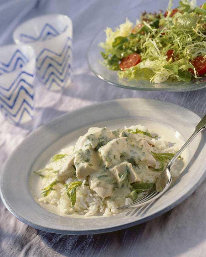 点心,无人,竖图,俯视,室内,特写,白天,桌面,桌子,蔬菜,西红柿,餐具,金属制品,阴影,朦胧,模糊,新鲜,反射,金属,木制,叉子,刀叉,刀子,碟子,盘,影子,生菜,莴苣,鸡肉,肉,生食,蔬菜沙拉,沙拉,食品,甜点,甜品,色拉,沙律,肉类,食物,糕点,盘子,木制品,碟,甜食,奶油,香草,有机食品,绿色食品,色拉酱,乳制品,餐刀,千岛酱,肉食,餐叉,春菜,鹅仔菜,莴仔菜,千金菜,叶用莴苣,激凌,克林姆,淇淋,芳香植物,进餐用具,番茄,彩图,高角度拍摄