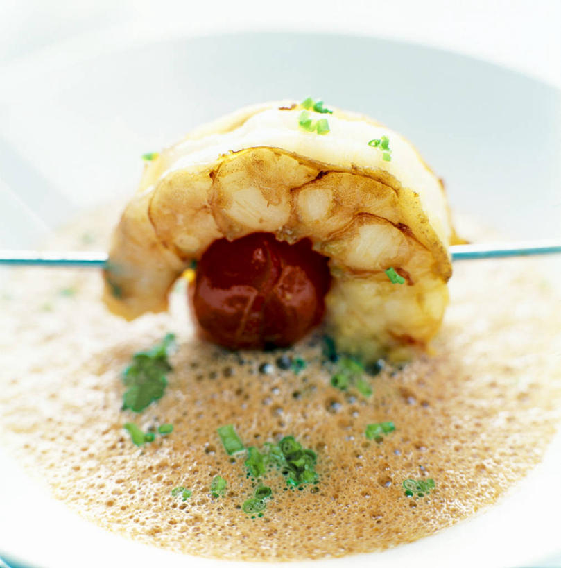 海鲜,无人,竖图,俯视,室内,特写,白天,白色背景,烹饪,西餐,桌面,桌子,蔬菜,西红柿,餐具,阴影,新鲜,反射,木制,碟子,盘,影子,汤,虾,料理,食品,水产,菜肴,美食,大虾,竹签,海洋生物,食物,一个,盘子,木制品,碟,西式,摄影,佳肴,有机食品,绿色食品,影棚,对虾,单个,水生动物,海产品,水生物,海底动物,斑节虾,取食签,东方对虾,中国对虾,番茄,彩图,高角度拍摄,影棚拍摄,拍摄