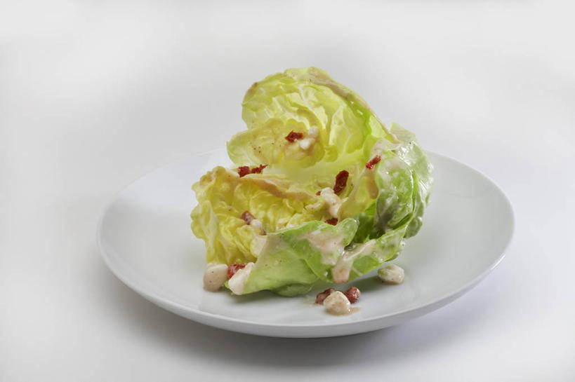 奶酪,无人,横图,俯视,室内,特写,白天,白色背景,植物,桌面,桌子,蔬菜,西红柿,餐具,叶子,阴影,新鲜,反射,木制,碟子,盘,纹理,影子,生菜,莴苣,生食,蔬菜沙拉,干酪,起司,沙拉,食品,绿叶,芝士,营养,番茄干,色拉,沙律,食物,一个,绿色,盘子,木制品,碟,嫩叶,乳酪,摄影,有机食品,绿色食品,影棚,单个,色拉酱,乳制品,千岛酱,发酵,蓝纹奶酪,肌理,春菜,鹅仔菜,莴仔菜,千金菜,叶用莴苣,斯提耳顿干酪,奶油生菜,叶,叶片,叶脉,番茄,彩图,高角度拍摄,影棚拍摄,拍摄,日晒番茄干