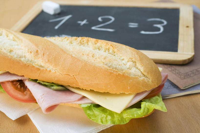 点心,面包,奶酪,无人,横图,俯视,室内,特写,白天,烹饪,西餐,桌面,桌子,蔬菜,西红柿,阴影,新鲜,反射,木制,笔,标志,工具,数字,文字,影子,字符,生菜,莴苣,肉,油炸,干酪,起司,三明治,料理,食品,面点,芝士,营养,法国面包,标识,火腿,猪肉,菜肴,美食,肉类,食物,腌制,糕点,一个,餐巾,粉笔,木制品,学习用品,黑板,快餐,乳酪,西式,教学,阿拉伯数字,佳肴,有机食品,绿色食品,单个,法棍,文具用品,长棍面包,乳制品,发酵,肉食,西式快餐,芝士球,三文治,豚肉,法式长棍面包,春菜,鹅仔菜,莴仔菜,千金菜,叶用莴苣,耐磨,白垩,教学黑板,熏制,火肉,兰熏,猪腿,保洁方巾,口布,番茄,彩图,高角度拍摄