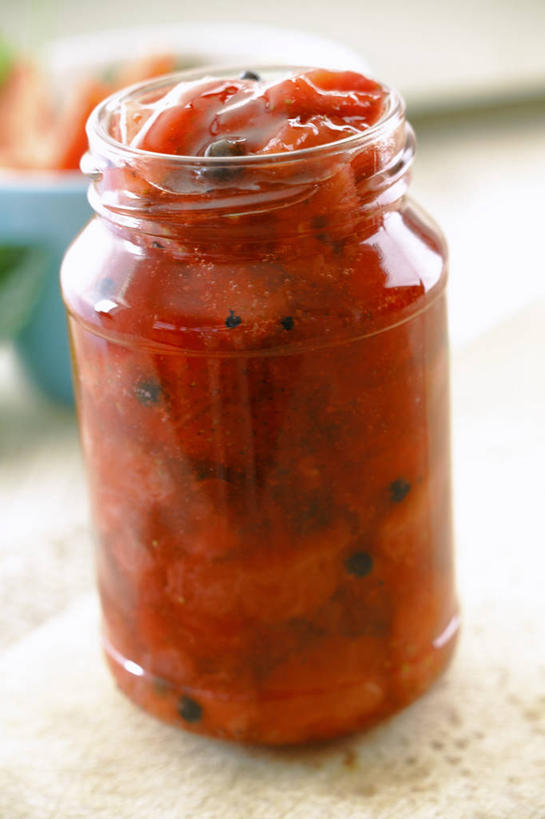 无人,竖图,俯视,室内,特写,白天,桌面,桌子,草莓,浆果,水果,玻璃,阴影,朦胧,模糊,新鲜,反射,木制,影子,调料,酱料,酱汁,生食,佐料,食品,果实,调味品,调味料,酱,玻璃制品,食物,一个,玻璃瓶,木制品,瓶子,果酱,有机食品,绿色食品,单个,广口瓶,果子酱,洋莓,水果皇后,红莓,地莓,彩图,高角度拍摄