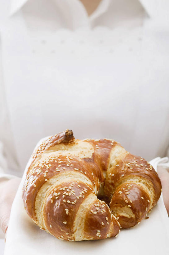 点心,面包,西方人,一个人,站,捧,竖图,室内,特写,白天,白色背景,正面,欧洲,欧洲人,仅一个年轻女性,仅一个女性,仅一个人,服装,食品,面点,羊角面包,休闲装,食物,糕点,两个,衣服,白色,餐巾,站着,休闲,休闲服,牛角面包,摄影,服饰,影棚,保洁方巾,口布,年轻女性,女人,女性,白种人,端,端着,捧着,手捧,站立,半身,彩图,影棚拍摄,拍摄