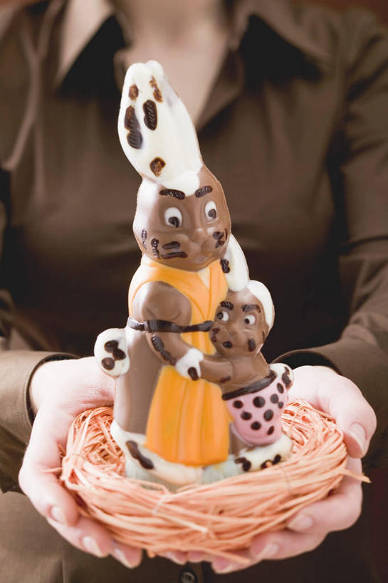 西方人,手,一个人,站,捧,竖图,室内,特写,白天,正面,哺乳动物,雕塑,欧洲,复活节,欧洲人,双手,仅一个年轻女性,仅一个女性,仅一个人,服装,节日,庆祝,艺术,装饰,兔子,雕刻,雕像,鸟巢,食品,糖,糖果,甜点,甜品,休闲装,文化,食物,衣服,动物,工艺品,甜食,巧克力,站着,庆典,休闲,手部,休闲服,服饰,纪念,朱古力,黑巧克力,兔,美术,主题,陈列,功能,美学,年轻女性,女人,女性,白种人,端,端着,捧着,手捧,站立,半身,彩图