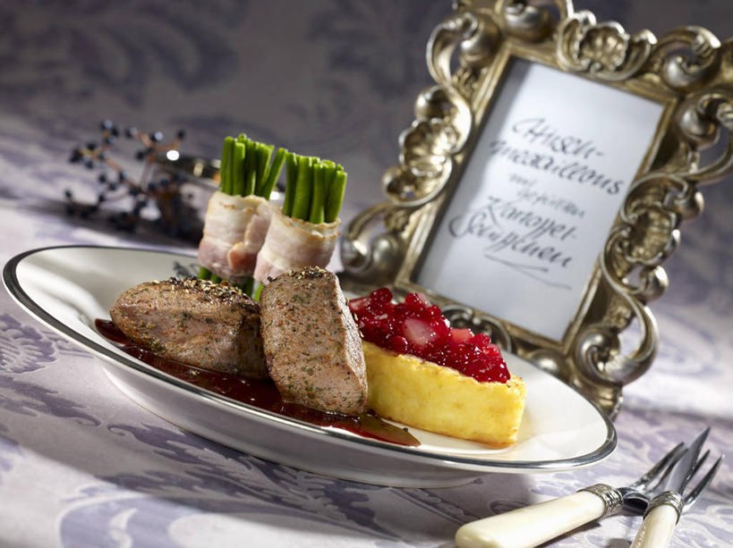 无人,横图,俯视,室内,特写,白天,植物,桌面,桌子,豆,蔬菜,土豆,餐具,相框,阴影,新鲜,反射,木制,英文,标志,布料,碟子,盘,文字,影子,字符,字母,豆类,豆子,肉,食品,布纹,标识,火腿,猪肉,肉类,菜单,桌布,食物,腌制,一个,盘子,餐巾,木制品,碟,台布,有机食品,绿色食品,单个,英文字母,肉食,豆科,鹿肉,豚肉,馍馍蛋,青大豆,熏制,火肉,兰熏,猪腿,洋芋,山药蛋,青豆,马铃薯,彩图,高角度拍摄