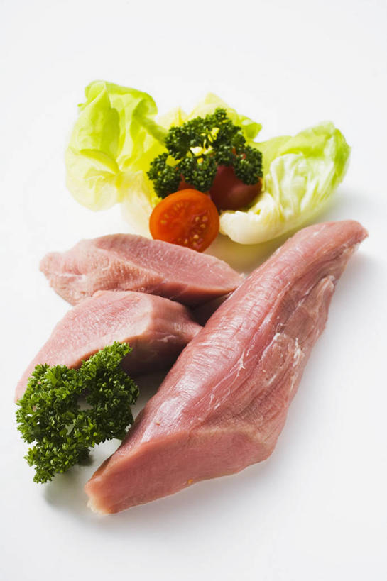 无人,竖图,俯视,室内,特写,白天,白色背景,桌面,桌子,蔬菜,西红柿,叶子,阴影,新鲜,反射,纹路,木制,纹理,影子,生菜,莴苣,肉,牛肉,食品,绿叶,肉类,食物,红色,木制品,嫩叶,摄影,有机食品,绿色食品,影棚,肉食,肌理,春菜,鹅仔菜,莴仔菜,千金菜,叶用莴苣,叶,叶片,番茄,彩图,高角度拍摄,影棚拍摄,拍摄