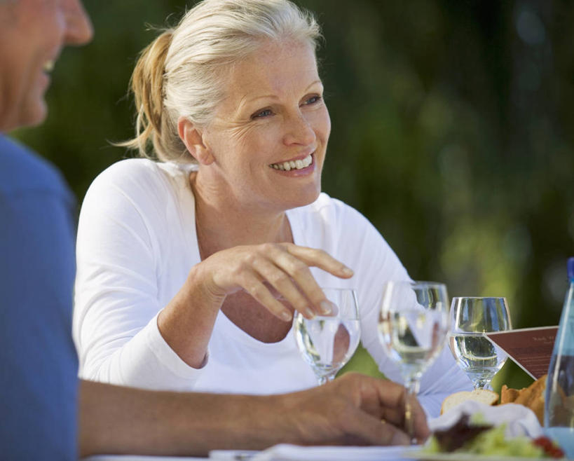 红酒,葡萄酒,西方人,两个人,坐,笑,微笑,露齿笑,横图,室外,白天,正面,爱情,植物,餐桌,桌子,杯子,欧洲,欧洲人,握,指,阴影,服装,朦胧,模糊,反射,高脚杯,影子,红酒杯,白葡萄酒,酒类,浪漫,拿,拿着,注视,指点,休闲装,玻璃制品,酒,树,树木,饮料,衣服,绿色,自然,酒杯,观察,看,休闲,温暖,温馨,休闲服,恩爱,握着,恋人,服饰,生长,成长,餐台,观看,和睦,察看,指向,葡萄酒杯,关注,男人,男性,年轻男性,年轻女性,女人,女性,白种人,情侣,玻璃杯,坐着,半身,彩图,伴侣,融洽