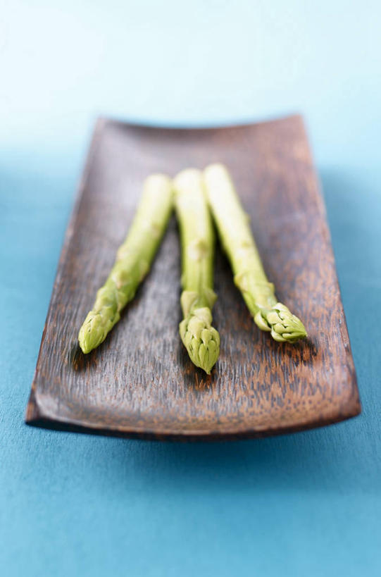 无人,竖图,俯视,室内,特写,白天,桌面,桌子,芦笋,蔬菜,餐具,阴影,蓝色背景,新鲜,反射,木制,碟子,盘,影子,食品,食物,三个,一个,绿色,盘子,木制品,碟,摄影,有机食品,绿色食品,影棚,单个,猪尾巴,药鸡豆子,石刁柏,蚂蚁杆,龙须菜,狼尾巴根,彩图,高角度拍摄,影棚拍摄,拍摄