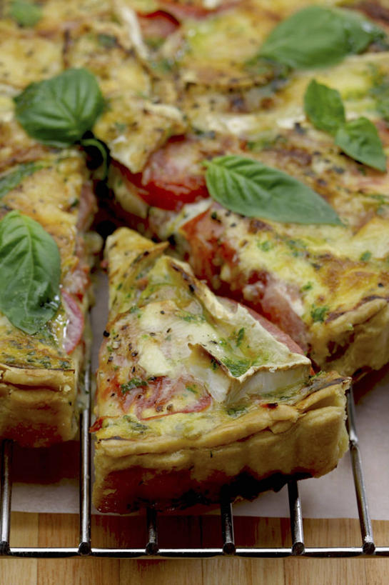 点心,无人,竖图,俯视,室内,特写,白天,烘焙,植物,桌面,桌子,蔬菜,西红柿,叶子,金属制品,阴影,新鲜,反射,金属,木制,影子,香料,料理,食品,面点,绿叶,草药,美食,中药,架子,食物,木制品,香草,中式,嫩叶,有机食品,绿色食品,罗勒,紫苏,药材,中草药,蛋饼,九层塔,圣约瑟夫草,甜罗勒,兰香,中药材,本草,冷却,冷却架,叶,叶片,番茄,彩图,高角度拍摄