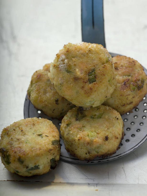 海鲜,无人,竖图,俯视,室内,特写,白天,桌面,桌子,金属制品,阴影,反射,金属,木制,鱼,影子,勺子,肉,鱼肉,水产,肉类,鱼类,海洋生物,一个,木制品,调羹,汤匙,单个,水生动物,海产品,水生物,肉食,海底动物,彩图,高角度拍摄