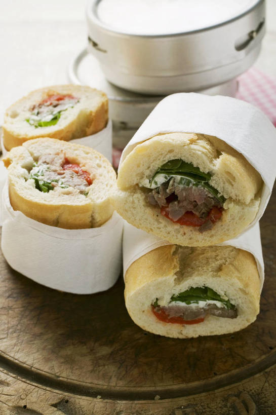 点心,面包,无人,竖图,俯视,室内,特写,白天,烹饪,西餐,桌面,桌子,辣椒,蔬菜,洋葱,阴影,新鲜,反射,木制,影子,肉,三明治,料理,食品,面点,法国面包,猪肉,菜肴,美食,肉类,食物,糕点,木制品,快餐,西式,佳肴,有机食品,绿色食品,法棍,长棍面包,玉葱,肉食,彩椒,西式快餐,辣角,红海椒,大椒,辣虎,广椒,三文治,豚肉,法式长棍面包,圆葱,洋葱头,甜椒,柿子椒,球葱,辣子,海椒,番椒,灯笼椒,葱头,彩图,高角度拍摄