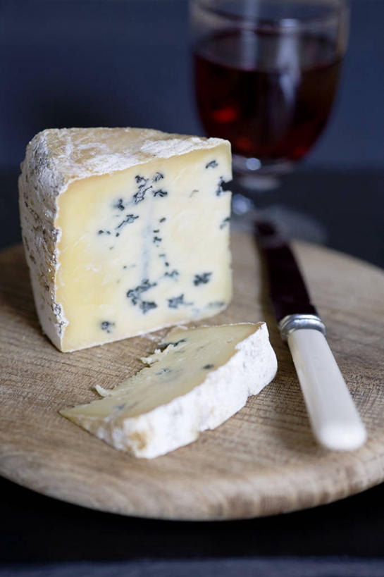 奶酪,红酒,葡萄酒,无人,竖图,俯视,室内,特写,白天,桌面,桌子,杯子,金属制品,阴影,反射,金属,木制,高脚杯,工具,影子,干酪,起司,案板,刀具,红酒杯,酒类,芝士,营养,玻璃制品,酒,砧板,饮料,一个,酒杯,木制品,刀,红葡萄酒,乳酪,单个,乳制品,葡萄酒杯,菜刀,发酵,蓝纹奶酪,切菜刀,斯提耳顿干酪,玻璃杯,彩图,高角度拍摄