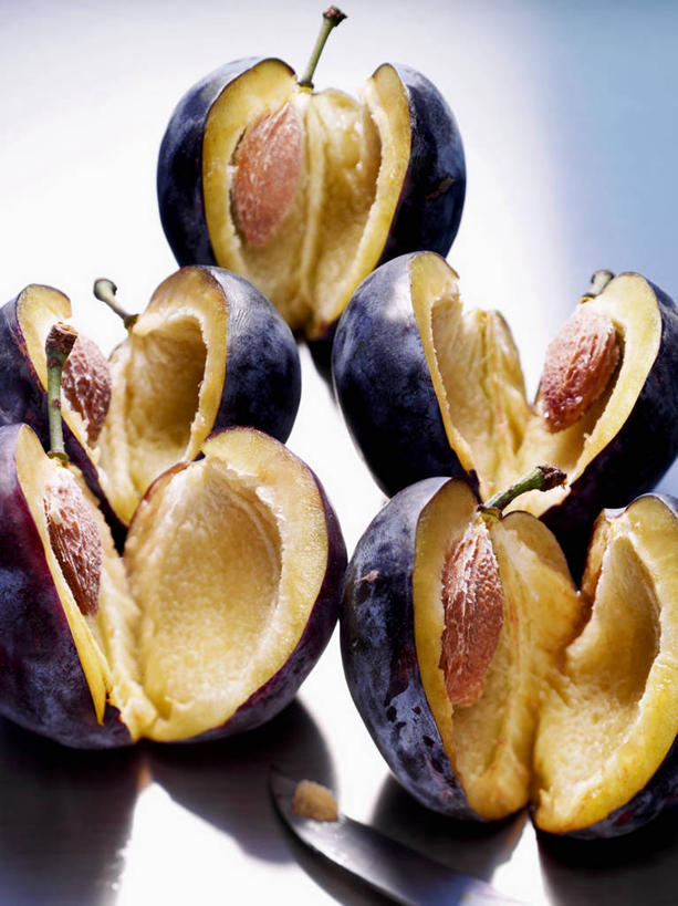 无人,竖图,俯视,室内,特写,白天,桌面,桌子,李子,水果,阴影,新鲜,反射,木制,影子,生食,食品,果实,食物,木制品,有机食品,绿色食品,横截面,剖面,红李,鸡血李,杏李,截面,截面图形,彩图,高角度拍摄