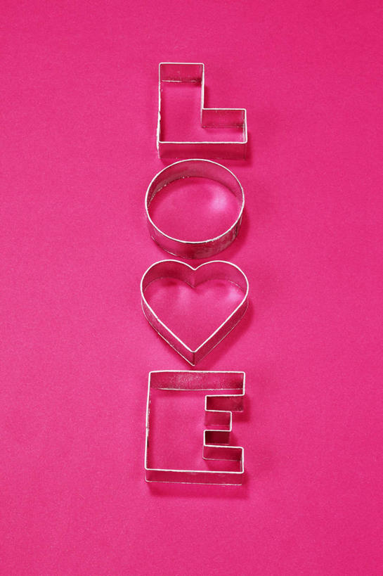 无人,竖图,俯视,室内,特写,白天,爱情,桌面,桌子,金属制品,情人节,阴影,粉色背景,节日,爱心,庆祝,反射,金属,木制,英文,标志,文字,影子,字符,字母,浪漫,文化,标识,木制品,四个,庆典,温暖,温馨,心形,恩爱,摄影,影棚,模具,纪念,英文字母,和睦,心型,彩图,高角度拍摄,影棚拍摄,拍摄,融洽