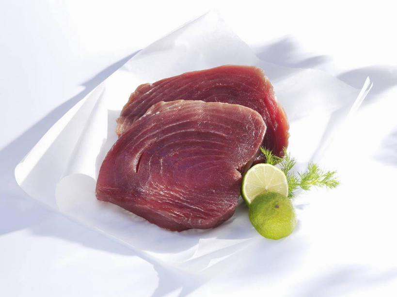 海鲜,无人,横图,俯视,室内,特写,白天,白色背景,桌面,桌子,水果,叶子,两块,阴影,新鲜,反射,纹路,木制,鱼,包装,包装纸,纹理,影子,纸,肉,生食,鱼肉,食品,果实,绿叶,纸张,鲔鱼,水产,金枪鱼,肉类,鱼类,海洋生物,食物,红色,木制品,嫩叶,摄影,有机食品,绿色食品,影棚,吞拿鱼,包装材料,牛皮纸,水生动物,海产品,横截面,水生物,剖面,肉食,海底动物,肌理,酸橙,代代,截面,截面图形,叶,叶片,橙子,橙,彩图,高角度拍摄,影棚拍摄,拍摄