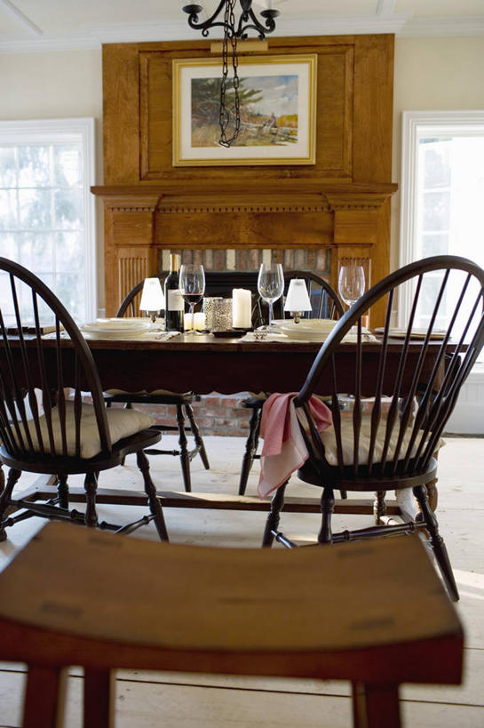 红酒,葡萄酒,无人,竖图,俯视,室内,白天,正面,壁炉,桌面,桌子,杯子,椅子,照明,吊挂,悬挂,阴影,装饰,反射,木制,高脚杯,影子,木椅,墙,灯光,红酒杯,酒类,挂,顶灯,墙壁,墙面,玻璃制品,灯,酒,饮料,酒杯,木制品,灯具,取暖,红葡萄酒,华丽,修饰,照亮,点缀,葡萄酒杯,照明设备,衬托,美观,雅致,雅观,玻璃杯,装饰画,彩图,取暖设备