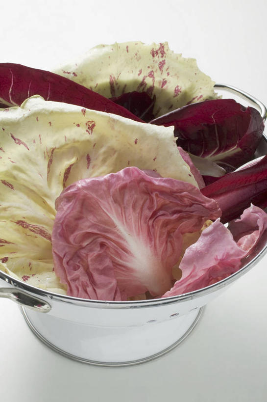 无人,竖图,俯视,室内,特写,白天,白色背景,植物,桌面,桌子,蔬菜,叶子,阴影,新鲜,反射,木制,滤器,纹理,影子,勺子,菊苣,食品,绿叶,药草,食物,绿色,木制品,嫩叶,摄影,有机食品,绿色食品,影棚,药材,漏勺,肌理,叶,叶片,叶脉,彩图,高角度拍摄,影棚拍摄,拍摄