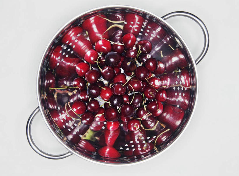 无人,横图,俯视,室内,特写,白天,白色背景,桌面,桌子,樱桃,水果,金属制品,一堆,许多,阴影,堆叠,堆积,新鲜,反射,金属,木制,滤器,影子,勺子,生食,食品,果实,很多,食物,红色,木制品,摄影,有机食品,绿色食品,影棚,堆,漏勺,樱珠,莺桃,英桃,楔桃,牛桃,荆桃,彩图,高角度拍摄,影棚拍摄,拍摄