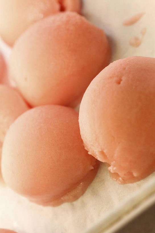 葡萄酒,无人,竖图,俯视,室内,特写,白天,奢侈,快乐,桌面,桌子,桃子,水果,阴影,新鲜,反射,木制,影子,生食,食品,冰激凌,果实,浪漫,清凉,酒,食物,饮料,木制品,冷饮,香槟,舒服,冰淇淋,诱惑,有机食品,绿色食品,解暑,解渴,雪糕,舒爽,肺果,气泡酒,起泡酒,汽酒,冰糕,消暑,彩图,高角度拍摄,高兴,欢笑