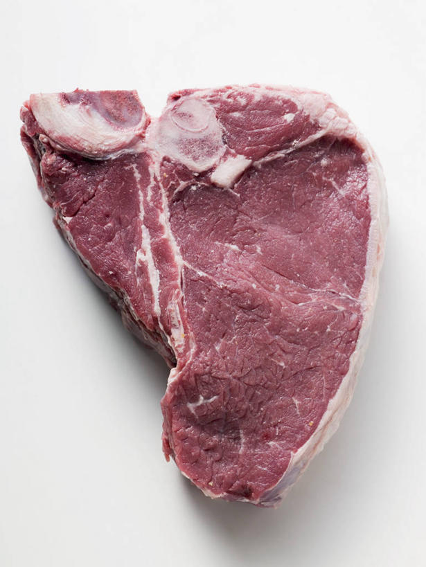 无人,竖图,俯视,室内,特写,白天,白色背景,烹饪,西餐,桌面,桌子,两块,阴影,反射,纹路,木制,纹理,影子,肉,牛排,牛肉,料理,食品,菜肴,美食,肉类,食物,红色,木制品,西式,摄影,佳肴,影棚,肉食,肌理,彩图,高角度拍摄,影棚拍摄,拍摄