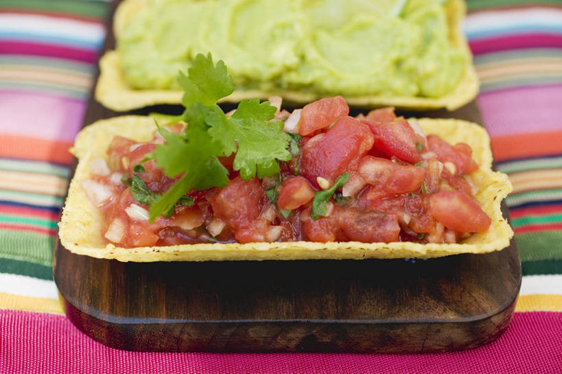 点心,无人,横图,俯视,室内,特写,白天,桌面,桌子,蔬菜,西红柿,水果,叶子,阴影,新鲜,反射,木制,布料,影子,调料,酱料,酱汁,茄汁,生食,佐料,食品,果实,绿叶,案板,调味品,调味料,布纹,文化,蔬果,番茄酱,酱,饼,小吃,砧板,桌布,食物,糕点,餐巾,木制品,台布,甜食,酪梨,嫩叶,鳄梨,有机食品,绿色食品,油梨,玉米饼,樟梨,叶,叶片,牛油果,番茄,彩图,高角度拍摄