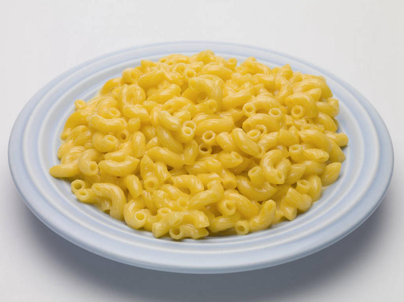 面食,通心粉,无人,横图,俯视,室内,特写,白天,白色背景,西餐,桌面,桌子,餐具,一堆,许多,阴影,堆叠,堆积,反射,木制,碟子,盘,影子,面,通心面,料理,食品,很多,食物,一个,黄色,盘子,木制品,碟,西式,摄影,影棚,单个,堆,彩图,高角度拍摄,影棚拍摄,拍摄