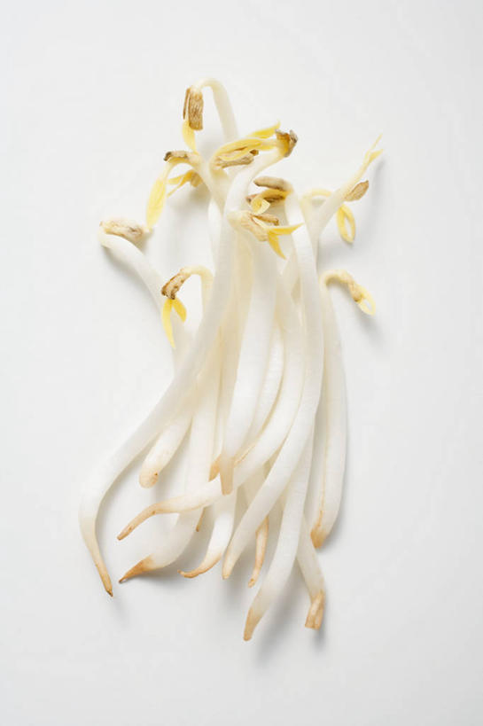 无人,竖图,俯视,室内,特写,白天,白色背景,桌面,桌子,蔬菜,阴影,新鲜,反射,木制,影子,豆芽,食品,食物,黄色,白色,木制品,摄影,有机食品,绿色食品,影棚,豆芽菜,芽苗菜,彩图,高角度拍摄,影棚拍摄,拍摄