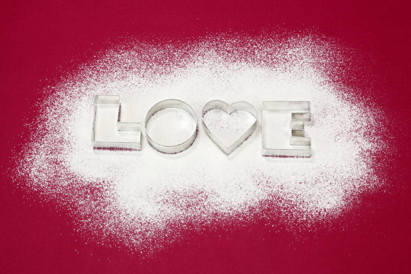 无人,横图,俯视,室内,特写,白天,爱情,桌面,桌子,金属制品,情人节,一堆,一排,许多,阴影,堆叠,堆积,红色背景,节日,爱心,庆祝,整齐,反射,金属,木制,英文,标志,粉末,文字,影子,字符,字母,调料,糖,调味品,很多,浪漫,调味料,文化,标识,排列,木制品,庆典,温暖,温馨,心形,粉,恩爱,摄影,影棚,模具,纪念,堆,英文字母,和睦,队列,糖粉,粉状,粉剂,心型,彩图,高角度拍摄,影棚拍摄,拍摄,糖类,融洽