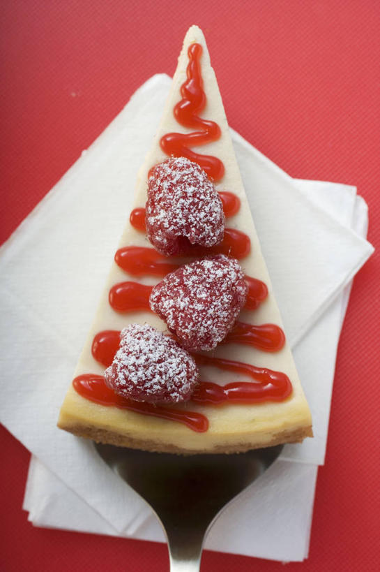 点心,无人,竖图,俯视,室内,特写,白天,下午茶,桌面,桌子,水果,金属制品,一块,阴影,红色背景,新鲜,反射,粘稠,金属,木制,铲子,粉末,影子,调料,生食,食品,糖,果实,调味品,调味料,食物,糕点,餐巾,木制品,粉,摄影,有机食品,绿色食品,影棚,糖浆,山莓,树莓,三月泡,四月泡,山抛子,刺葫芦,悬钩子,馒头菠,高脚菠,龙船泡,泡儿刺,黏稠,糖粉,海绵蛋糕,粉状,粉剂,浓厚,奶酪蛋糕,乳酪蛋糕,保洁方巾,口布,彩图,高角度拍摄,影棚拍摄,拍摄,糖类,蛋糕