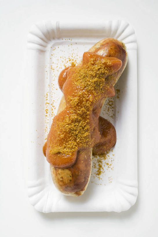 咖哩,无人,竖图,俯视,室内,特写,白天,白色背景,烹饪,西餐,桌面,桌子,餐具,阴影,反射,木制,碟子,盘,影子,调料,酱料,酱汁,茄汁,肉,香肠,佐料,料理,食品,腊肠,调味品,调味料,番茄酱,猪肉,酱,咖喱,菜肴,美食,肉类,食物,一个,盘子,木制品,碟,西式,摄影,佳肴,影棚,单个,肉食,豚肉,德式香肠,彩图,高角度拍摄,影棚拍摄,拍摄