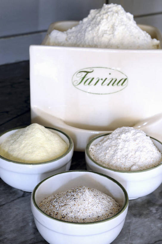 无人,竖图,俯视,室内,特写,白天,桌面,桌子,袋子,一堆,许多,阴影,堆叠,堆积,反射,木制,英文,标志,粉末,文字,影子,纸袋,字符,陶瓷,字母,面粉,陶瓷制品,很多,粮食,标识,三个,白色,木制品,容器,碗,粉,储藏,堆,英文字母,农产品,储存,原材料,粉状,彩图,高角度拍摄,贮存