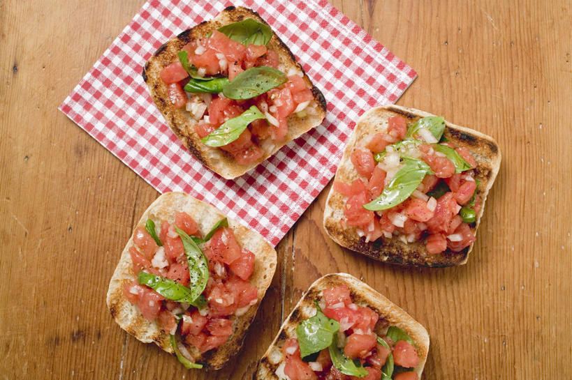 无人,横图,俯视,室内,特写,白天,烹饪,西餐,植物,桌面,桌子,蔬菜,西红柿,叶子,阴影,新鲜,反射,木制,布料,影子,调料,酱料,酱汁,香料,佐料,料理,食品,披萨,匹萨,绿叶,草药,调味品,调味料,布纹,酱,辣酱,菜肴,美食,中药,桌布,食物,餐巾,木制品,台布,快餐,香草,嫩叶,西式,佳肴,有机食品,绿色食品,辣椒酱,罗勒,比萨,紫苏,药材,中草药,西式快餐,垃圾食品,意大利薄饼,九层塔,圣约瑟夫草,甜罗勒,兰香,中药材,本草,叶,叶片,番茄,彩图,高角度拍摄