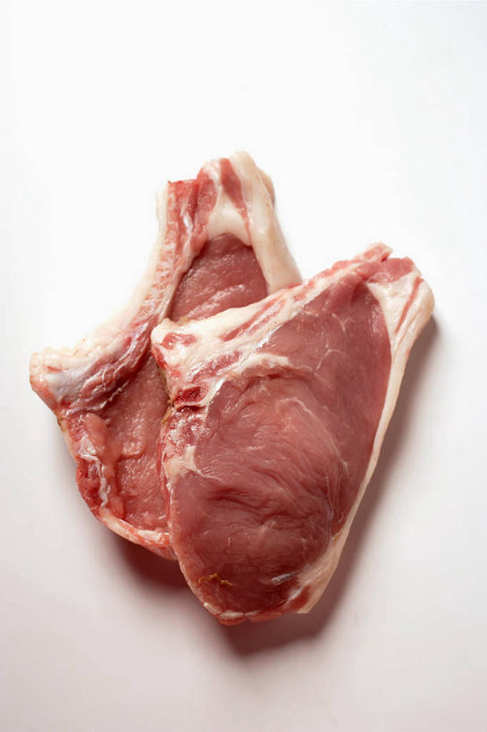 无人,竖图,俯视,室内,特写,白天,白色背景,烹饪,西餐,桌面,桌子,两块,阴影,反射,纹路,木制,纹理,影子,肉,牛排,牛肉,料理,食品,菜肴,美食,肉类,食物,红色,木制品,西式,摄影,佳肴,影棚,肉食,肌理,彩图,高角度拍摄,影棚拍摄,拍摄