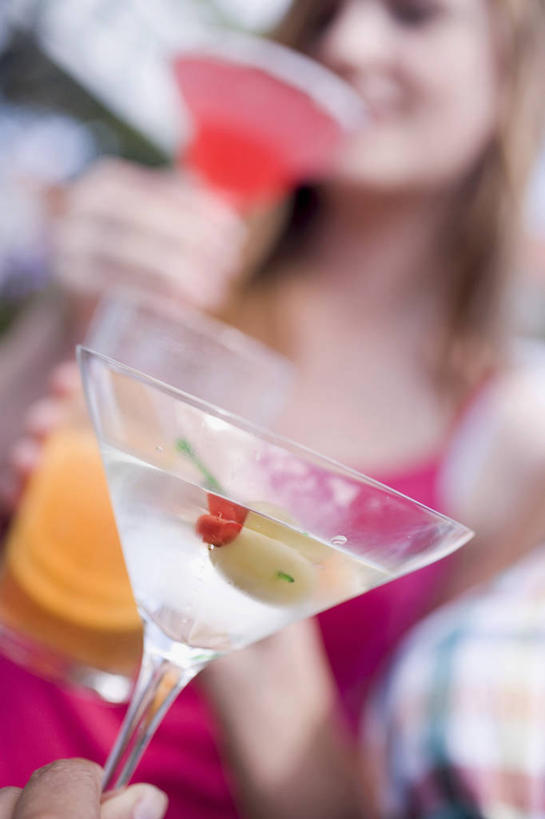 西方人,一个人,站,笑,微笑,露齿笑,竖图,室内,特写,白天,正面,橄榄,杯子,水果,欧洲,欧洲人,仅一个年轻女性,仅一个女性,仅一个人,握,服装,朦胧,模糊,新鲜,高脚杯,生食,食品,果实,酒类,拿,拿着,注视,休闲装,文化,玻璃制品,酒,食物,饮料,衣服,酒杯,鸡尾酒,观察,看,站着,休闲,休闲服,调酒,握着,服饰,有机食品,绿色食品,观看,察看,创造,关注,想象,马提尼,马提尼酒,鸡尾酒杯,年轻女性,女人,女性,白种人,玻璃杯,青果,白榄,站立,半身,彩图