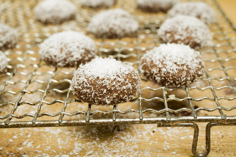 点心,无人,横图,俯视,室内,特写,白天,烘焙,桌面,桌子,椰子,水果,金属制品,阴影,朦胧,模糊,新鲜,反射,金属,木制,影子,生食,食品,坚果,果实,曲奇,架子,食物,木制品,饼干,干果,零食,有机食品,绿色食品,榛子,曲奇饼,曲奇饼干,大椰,胥余,椰瓢,越王头,山板栗,冷却,冷却架,彩图,高角度拍摄