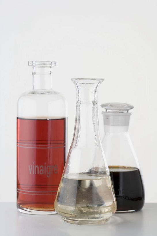 无人,竖图,室内,特写,白天,白色背景,正面,桌面,桌子,一排,阴影,整齐,反射,粘稠,木制,影子,醋,调料,糖,调味品,调味料,玻璃制品,排列,三个,玻璃瓶,木制品,瓶子,摄影,影棚,糖浆,队列,黏稠,食醋,浓厚,苦酒,醯,彩图,影棚拍摄,拍摄