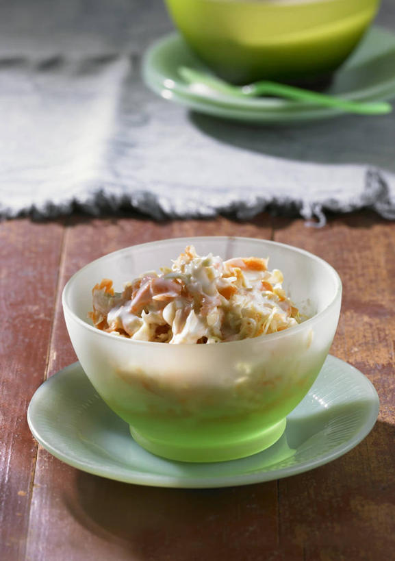 无人,竖图,俯视,室内,特写,白天,桌面,桌子,蔬菜,椰菜,卷心菜,餐具,阴影,花纹,新鲜,反射,木制,布,碟子,盘,图案,影子,陶瓷,生食,蔬菜沙拉,沙拉,食品,陶瓷制品,布纹,色拉,沙律,食物,两个,盘子,木制品,容器,碟,碗,甘蓝,有机食品,绿色食品,色拉酱,储藏,布匹,储存,千岛酱,结球甘蓝,甘兰,包心菜,彩图,高角度拍摄,贮存